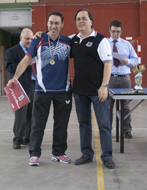 David Alonso, posando ya con la medalla al cuello como campe&oacute;n del Open de Bizkaia de Tenis de Mesa Adaptado.