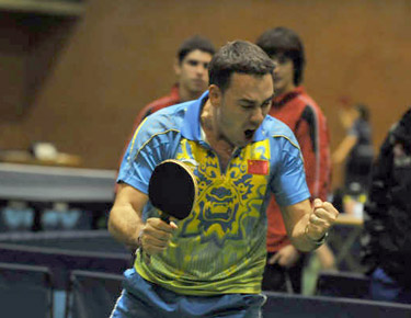 David Alonso, celebra eufórico un punto decisivo. 