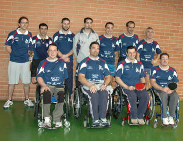 David Alonso, en la fotografía con la plantilla del Zuzenak al completo.