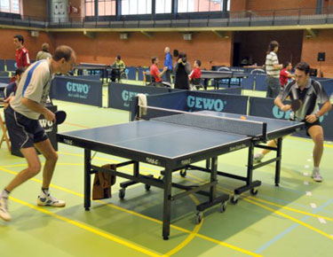 David Alonso, a la derecha jugando contra Txema Armentia (C.D.Zuzenak)